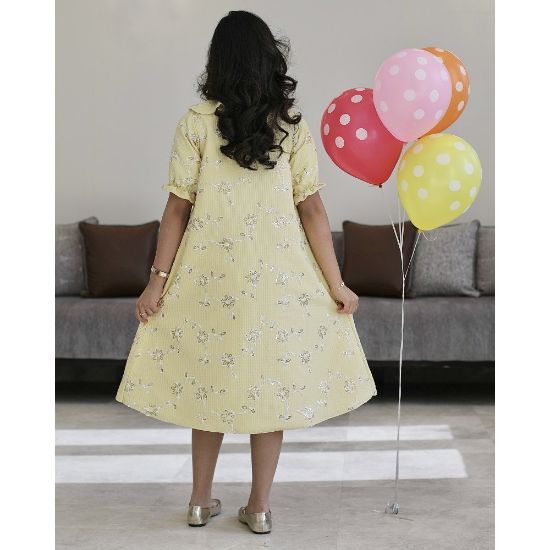 صورة طقم بناتي فستان أبيض وجاكيت مطرز أصفر | إطلالة العيد الفاخرة - 1192